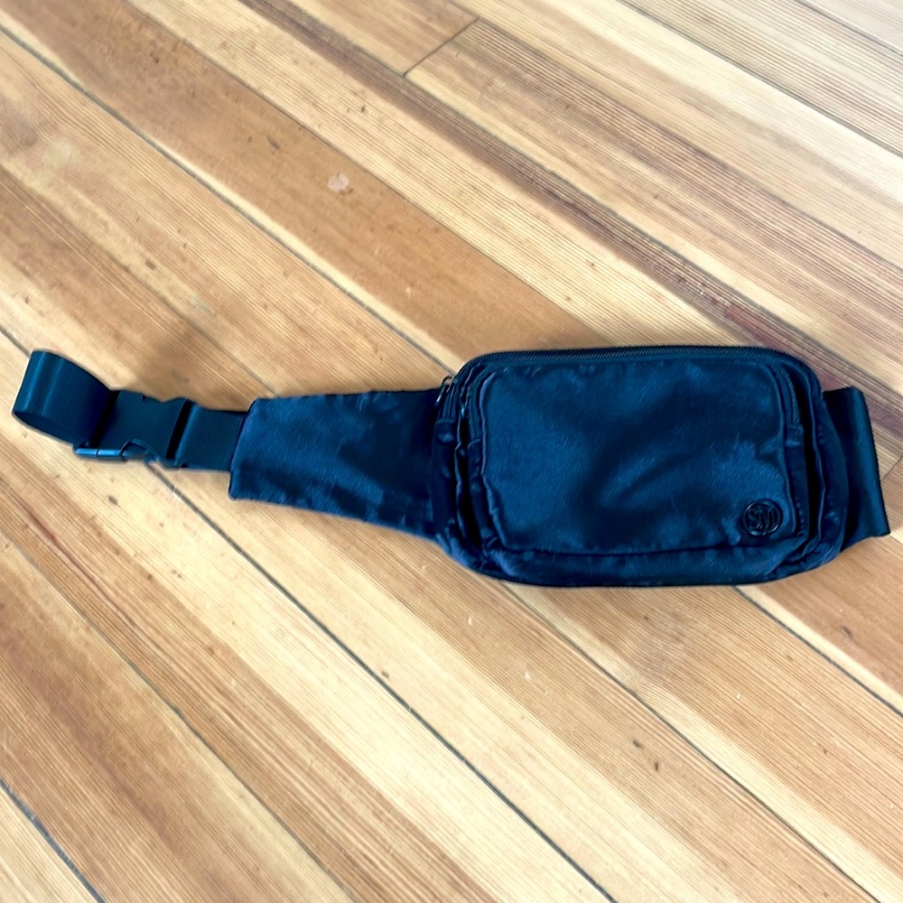 STEVE MADDEN black sateen sling / bum bag. NWOT.